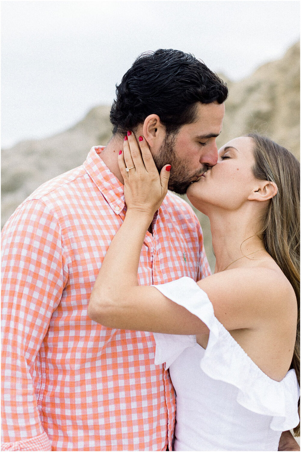 A couple kissing during a photosession in Malibu, Ca.