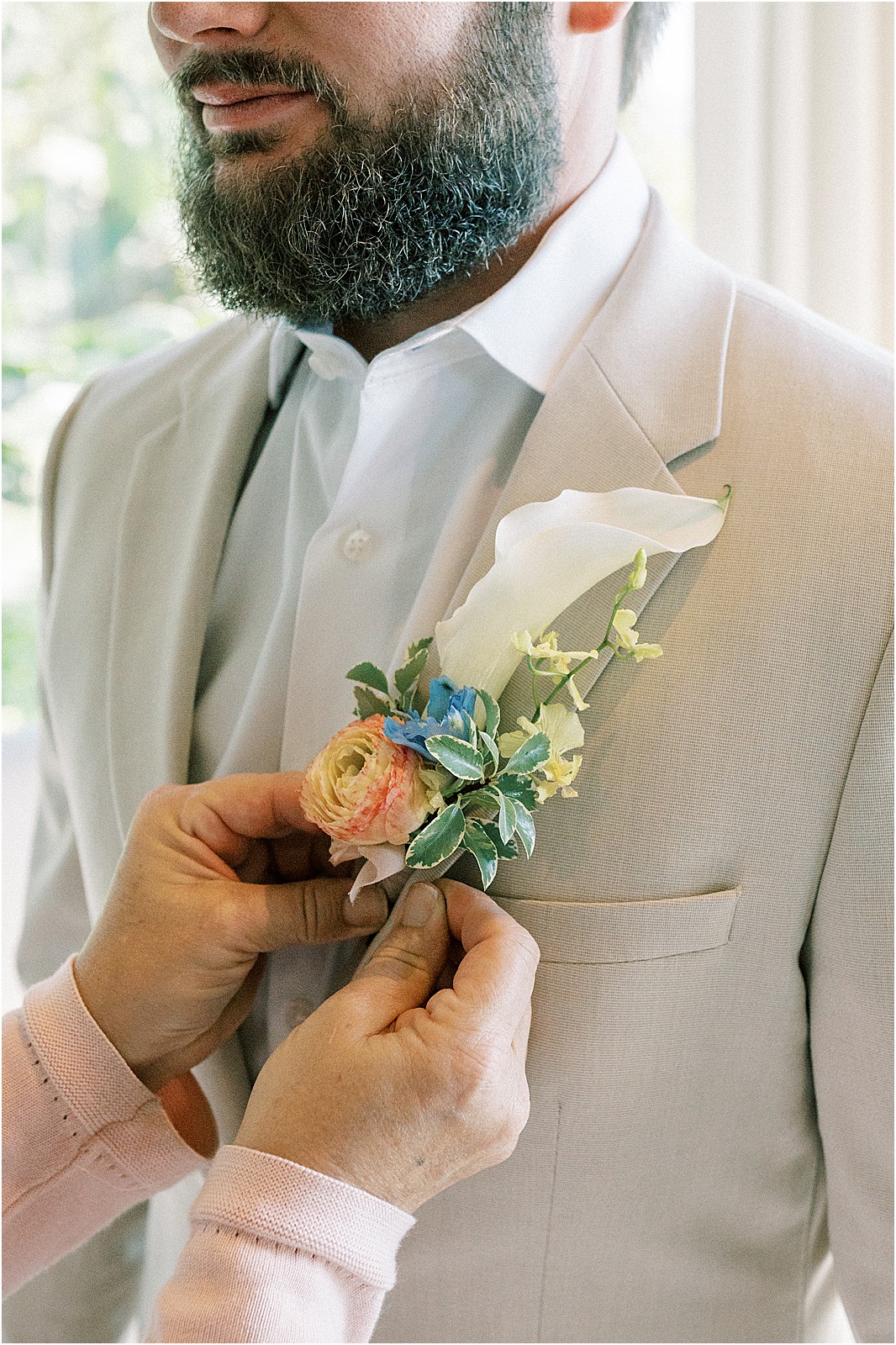 groom getting his boutonniere pinned